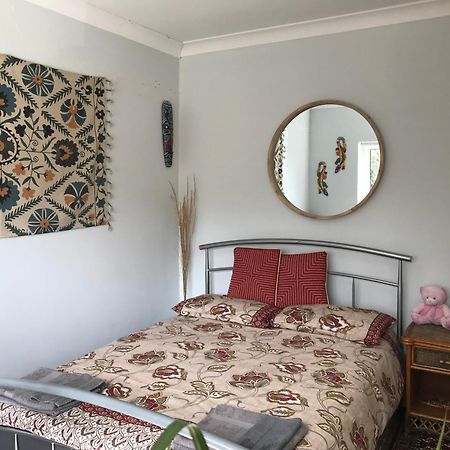 Cozy Double Bedroom In Stunning Bungalow On River Thames - Near Thorpe Park/Royal Holloway University/20Mins From Heathrow Стейнс Экстерьер фото