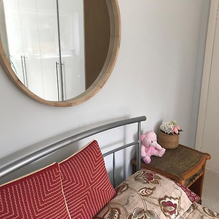 Cozy Double Bedroom In Stunning Bungalow On River Thames - Near Thorpe Park/Royal Holloway University/20Mins From Heathrow Стейнс Экстерьер фото