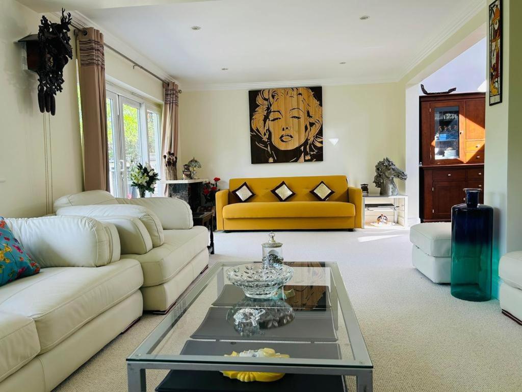 Cozy Double Bedroom In Stunning Bungalow On River Thames - Near Thorpe Park/Royal Holloway University/20Mins From Heathrow Стейнс Экстерьер фото