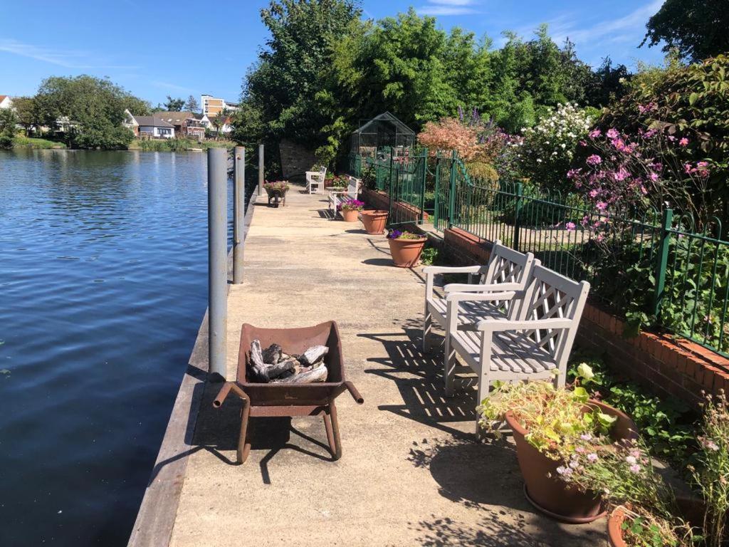 Cozy Double Bedroom In Stunning Bungalow On River Thames - Near Thorpe Park/Royal Holloway University/20Mins From Heathrow Стейнс Экстерьер фото