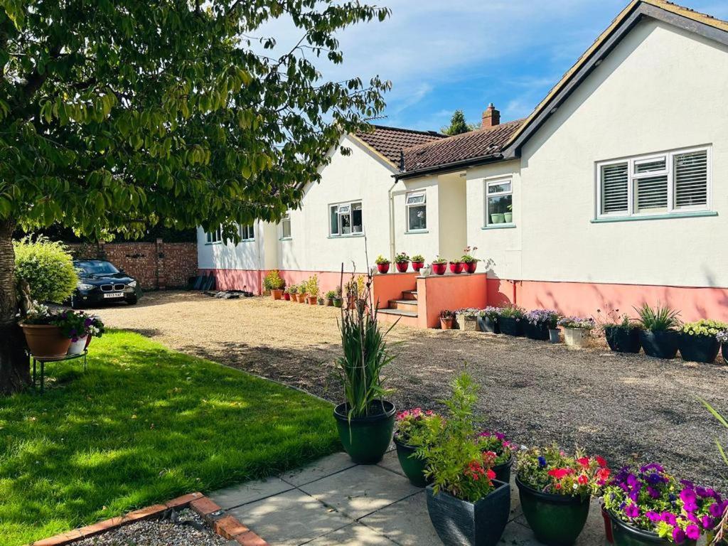 Cozy Double Bedroom In Stunning Bungalow On River Thames - Near Thorpe Park/Royal Holloway University/20Mins From Heathrow Стейнс Экстерьер фото